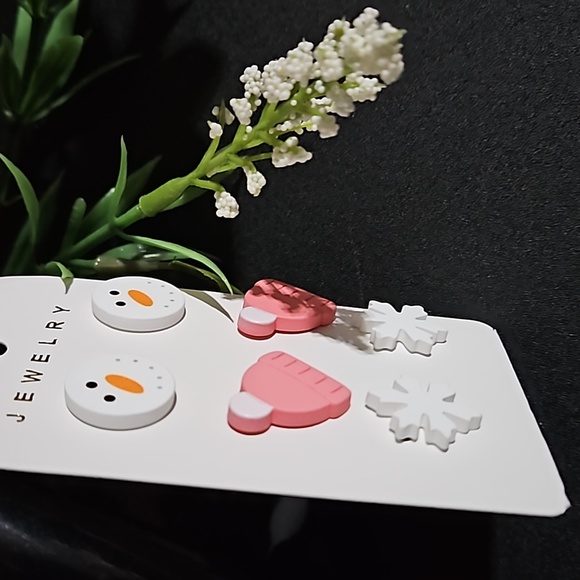 3 Pairs 🎁 of Holiday Earrings! Snowman, Hat & Snowflake NWT - Picture 5 of 5